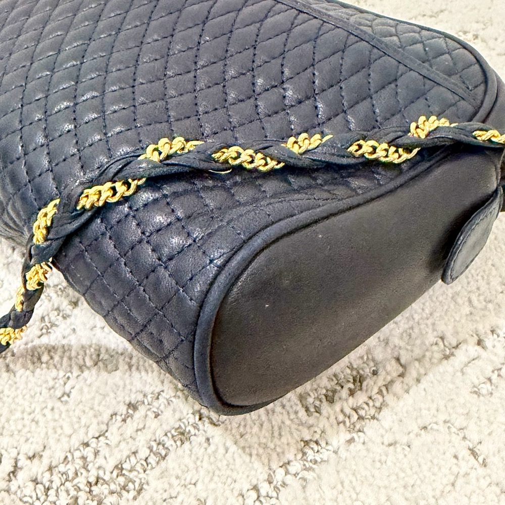 Bally Navy Quilted Leather Shoulder Bag With Gold Chain Strap- Like New! - Picture 10 of 11